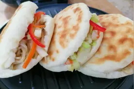 小吃店6块一个菜夹饼，1斤面粉1个包菜在家就能做，方法简单