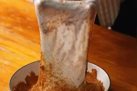 家里有木薯淀粉的可以试试做，能当泡泡吹，也能吃的鲜奶麻薯