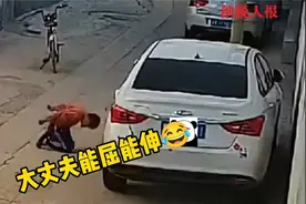 小学生骑车“梦游”撞到汽车，接下来的操作令车主哭笑不得视频封面