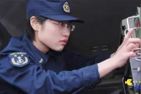 女孩以文科状元考入清华，当年的“第一”女兵，时隔多年怎样了？视频封面