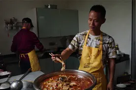 和八舅下网捕鱼，做“超大酸菜火锅鱼”，满满一大盆，一次吃到爽视频封面