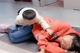 16岁姐姐测试二胎弟弟的反应，没想到弟弟做出这种事，心都凉了视频封面