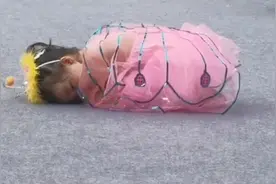 秒睡！女孩登台表演破茧成蝶舞蹈 开始10秒钟就睡着了视频封面