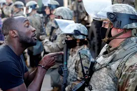 现场！美国民警卫队平息骚乱：焰火、抱摔、冲击 混乱如“战场”视频封面