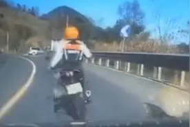 浙江26岁女子骑摩托弯道超车失控，撞向栏杆不幸身亡，监控曝光