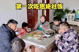 恩施习俗清明前吃社饭！朋友做1大盆配排骨招待，这味道太香了！视频封面