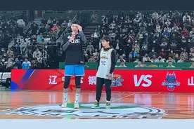 辽宁男篮赛前为朱荣振颁发总冠军戒指