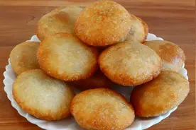 油炸糕的做法有多种，这个方法最简单，酥脆香甜，不开裂