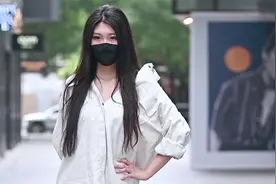 白色尖头细跟鞋搭配黑色丝袜，时尚姑娘穿搭也精致视频封面