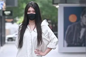 白色尖头细跟鞋搭配黑色丝袜，时尚姑娘穿搭也精致视频封面
