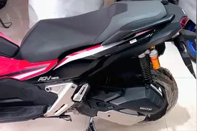 本田越野踏板车ADV150，动力强劲配ABS，无钥匙启动，售价22200元视频封面