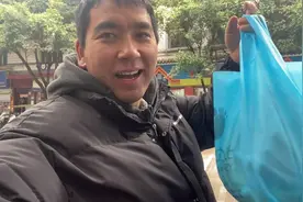 农村父亲省吃俭用，为了能给女儿买套衣服，每次回家都舍不得坐车视频封面