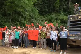 矿泉水、面包都有！抗洪消防员归队 村民举手写条幅暖心相送视频封面