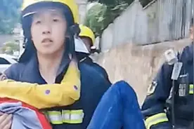 自己还是个孩子！19岁消防员抱昏迷的13岁女孩飞奔1公里视频封面