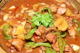 大厨教你新疆大盘鸡的正宗做法，鸡肉软烂脱骨，汤汁拌面拌饭真香视频封面