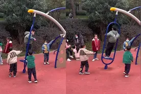 男孩健身器材上飞速旋转，停下后不头晕直接去玩：航天员好苗子视频封面