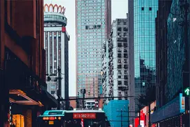 如何在阴雨天调出高级的ins暗黑街景风格？仅需3步就能学会！