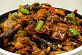 仔公鸡怎么做才好吃，大厨教你一道特色做法，香辣开胃美味又解馋