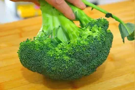 西蓝花要经常做给孩子吃，试试这个新做法，补铁又补钙，孩子爱吃视频封面