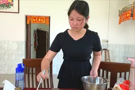 相亲认识的19岁新疆小姑娘，第一次做蛋挞，大叔吃了一个还想吃视频封面