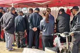 实拍热闹集市，这是在卖啥？吸引这么多人围观，有啥套路？视频封面