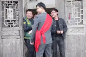 湖南一帅哥迎亲，漂亮的新娘家兄弟太多，不给进门，这样硬闯了视频封面