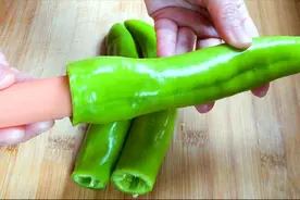 火腿往青椒里一塞，上桌就抢光，过年在家露一手，做法简单又解馋