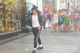 国外网红模仿迈克尔杰克逊，相似度90%，路人都以为Mj复活了视频封面