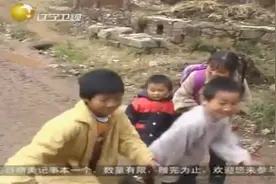 可爱女孩肢体残疾，每天上下学成了她最大的挑战丨王刚讲故事视频封面