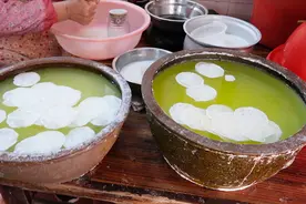 牛奶当咸菜！广东阿姨把牛奶捏成片，泡入2口缸，一片能下一碗饭