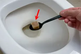 马桶污垢黄渍难清洁？把它扔进去，冲一冲就干净，3天不用再刷了视频封面