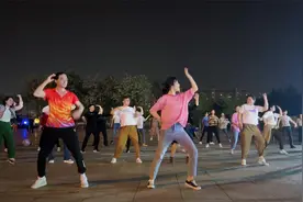 小美女领舞太棒了，魔性眼镜姐也不甘示弱，扭那几下我着迷了视频封面