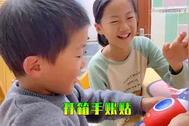 弟弟也有手账本啦，心情无比激动，姐姐把贴纸装订成本还帮他排版视频封面