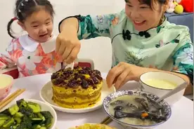 媳妇做黄米面切糕，加入红豆葡萄干，一家三口吃得甜蜜幸福视频封面