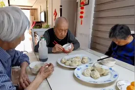 解决众口难调的办法就是吃饺子，今日午餐：猪肉白菜馅蒸饺。