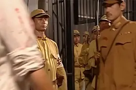 一群小鬼子丛林里追击国军，国军用手榴弹设陷阱，招呼敌人视频封面