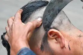 贵州从江：岜沙镰刀剃头