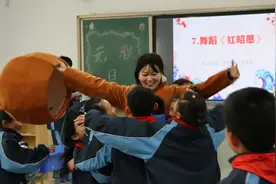 校长穿小熊衣服跑遍全校教室快闪跳舞  就为给孩子们元旦惊喜