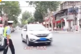 闯关冲卡的克星：防逃神器！民警设卡检查车辆，再也不怕被冲岗了视频封面