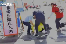 一路狂奔！商丘交警考前3分钟为考生补办回准考证，累瘫考场外视频封面