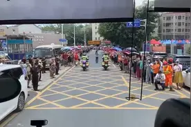 哭了！龙岗市民走上街头举横幅，只为说“感恩，再见”视频封面