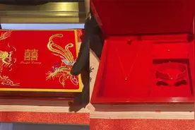 女子晒出婆家送的三金，盒子仪式感满满打开却傻眼：买盒子送金？视频封面