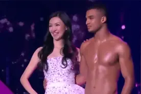 妈妈咪呀：长腿辣妈登台走秀，全程没人发现她是盲人，真太美了视频封面