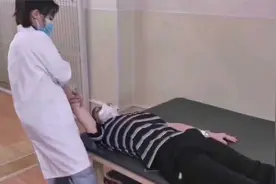 脑梗偏瘫后，手指和手臂不能抬起做任何运动，应该如何康复锻炼？视频封面