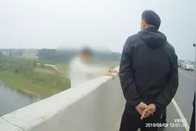 生命无价！要求父亲买手机遭拒 18岁男孩竟爬上50米高大桥寻短见视频封面