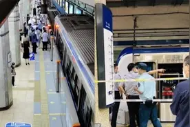 北京地铁2号线一乘客翻入轨道身亡，遗体被抬出车站，已恢复运营视频封面