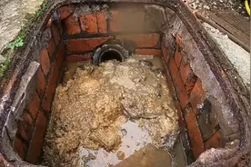 平民家下水淤堵师傅用简易工具解决，排泄物溜走的一刻看得痛快！视频封面
