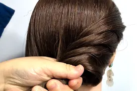 用简单粗暴的手法扎一款贵气发型，不用技巧就能扎好很优雅的一款