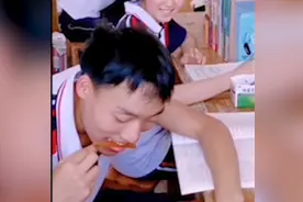 河南一初三学生偷吃辣条被老师抓包，网友：像极了当年的自己视频封面