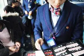 坐火车时为什么乘务员要把卧铺票收走？看完才明白其中的“猫腻”视频封面